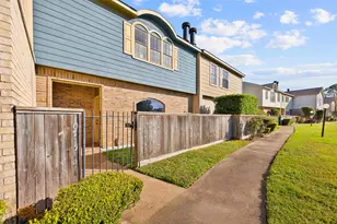10715 Sandpiper Dr, Houston, TX 77096 - Photo 2