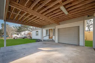 1719 W Sealy St, Alvin, TX 77511 - Photo 4