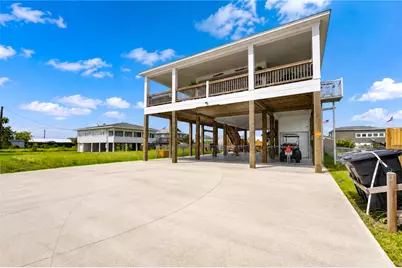 952 Sandollar, Crystal Beach, TX 77650 - Photo 2