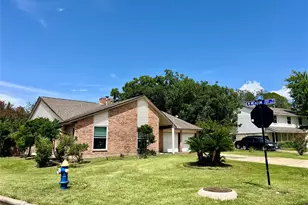 11703 Seawood Dr, Houston, TX 77089 - Photo 2