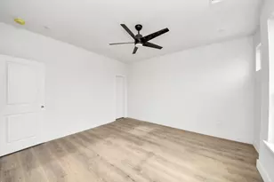 8206 Colonial Ln, Houston, TX 77051 - Photo 24