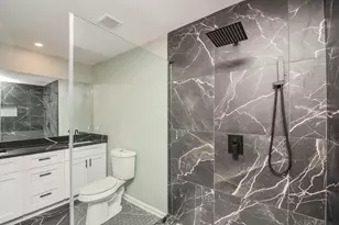 5850 Duxbury St, Houston, TX 77035 - Photo 18