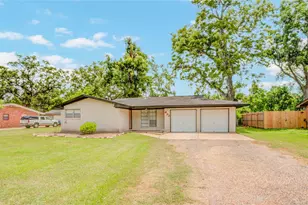 433 Southern Oaks Dr, Lake Jackson, TX 77566 - Photo 2