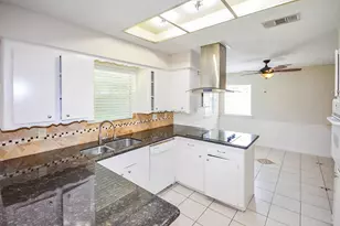 8407 Edgemoor Dr, Houston, TX 77036 - Photo 8