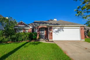 811 Spring Valley Ct, Sugar Land, TX 77479 - Photo 2