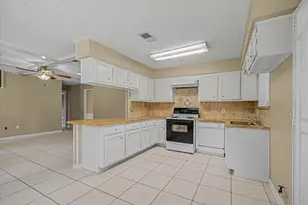 110 Mockingbird Ln, Clute, TX 77531 - Photo 16