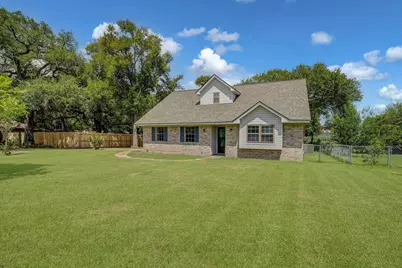 110 Mockingbird Lane, Clute, TX 77531 - Photo 2