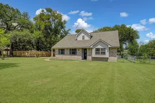 110 Mockingbird Ln, Clute, TX 77531 - Photo 2