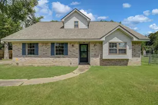 110 Mockingbird Ln, Clute, TX 77531 - Photo 4