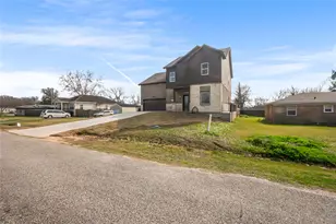 6413 N Ridgecrest Dr, Hitchcock, TX 77563 - Photo 2