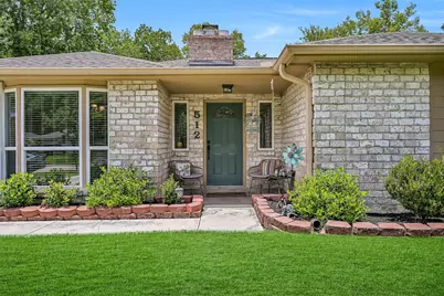 512 Castlelake Drive, Friendswood, TX 77546 - Photo 2