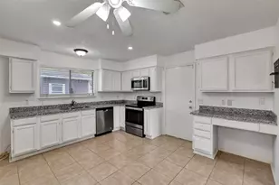 1311 Oak Hollow Dr, Friendswood, TX 77546 - Photo 10