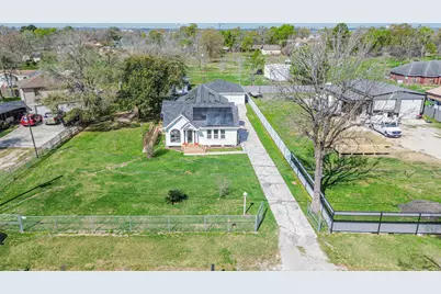 163 Oakland St, Baytown, TX 77520 - Photo 1