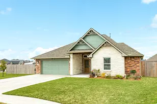 321 Yorktown Ave, Clute, TX 77531 - Photo 2