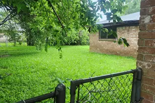 509 Debbie Ln, Alvin, TX 77511 - Photo 8
