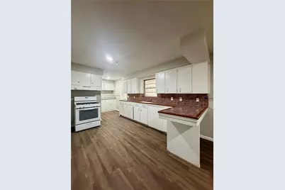 1205 Kansas Avenue S, Anahuac, TX 77514 - Photo 4