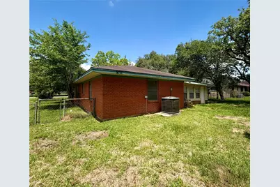 1205 Kansas Avenue S, Anahuac, TX 77514 - Photo 14