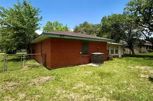 1205 Kansas Ave S, Anahuac, TX 77514 - Photo 14