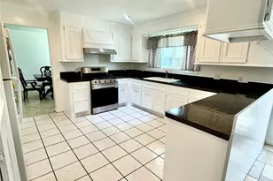 11306 Lovebird Ln, Houston, TX 77067 - Photo 2