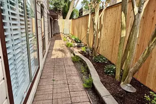 10315 Meadow Lake Ln, Houston, TX 77042 - Photo 14