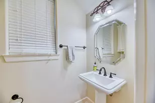2010B W 14th St, Houston, TX 77008 - Photo 10