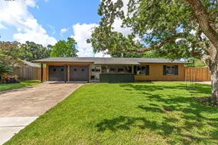 104 Pin Oak St, Lake Jackson, TX 77566 - Photo 1