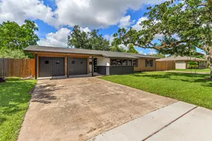 104 Pin Oak St, Lake Jackson, TX 77566 - Photo 2