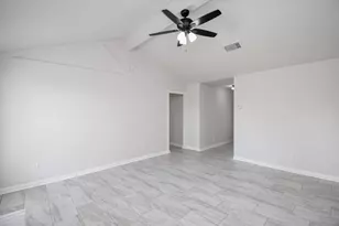 9527 Kingsvalley St, Houston, TX 77075 - Photo 12