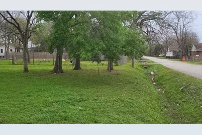 3219 Des Chaumes Street, Houston, TX 77026 - Photo 4