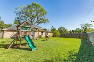 621 Humble St, West Columbia, TX 77486 - Photo 26