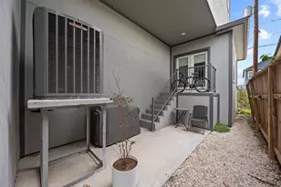 1565 W 22nd St, Houston, TX 77008 - Photo 14