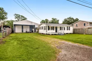 221 11th St, Dickinson, TX 77539 - Photo 2
