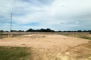 465 Hunters Xing Dr, Sealy, TX 77474 - Photo 2