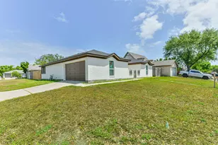 28 Back Bay Cir, Galveston, TX 77551 - Photo 1