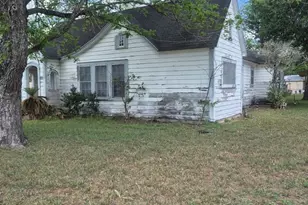 411 S Texana St, Hallettsville, TX 77964 - Photo 2