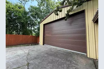 2890 W Lucas Drive, Beaumont, TX 77706 - Photo 32