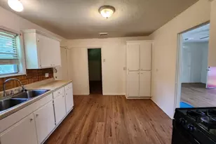 5535 Flamingo Dr, Houston, TX 77033 - Photo 14