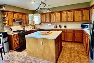 2221 River Valley Dr, West Columbia, TX 77486 - Photo 2