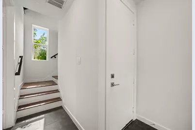 910 W 19th Street #B, Houston, TX 77008 - Photo 2