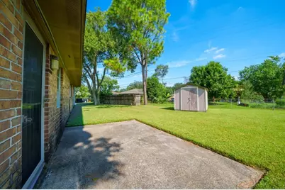 15218 E Hutchinson Circle, Houston, TX 77071 - Photo 18