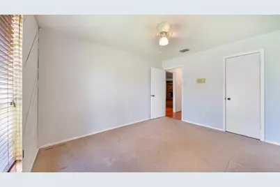 15218 E Hutchinson Circle, Houston, TX 77071 - Photo 10