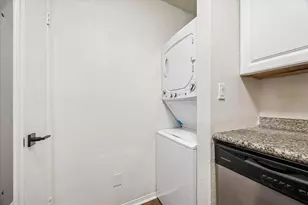 1880 White Oak Dr, Houston, TX 77009 - Photo 10