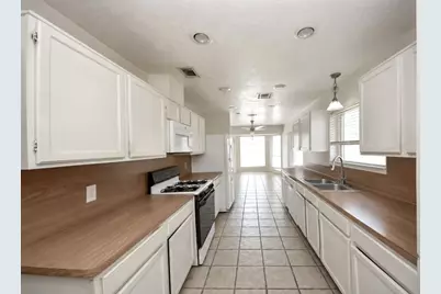 10918 Mulberry Court, La Porte, TX 77571 - Photo 4
