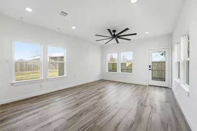 530 N 4th Street, La Porte, TX 77571 - Photo 10