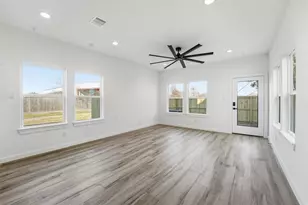 530 N 4th St, La Porte, TX 77571 - Photo 10