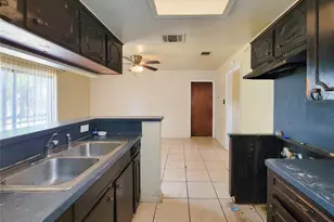 8618 Iron Liege Ct, Houston, TX 77088 - Photo 16