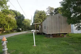 601 Clear Lake Rd, Highlands, TX 77562 - Photo 2