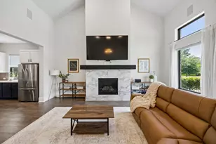 10102 S Goshawk Trl, Conroe, TX 77385 - Photo 2