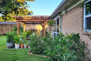 9646 Meadowland Dr, Houston, TX 77063 - Photo 30
