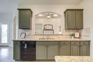 14018 Hawthorne Cir, Mont Belvieu, TX 77523 - Photo 14